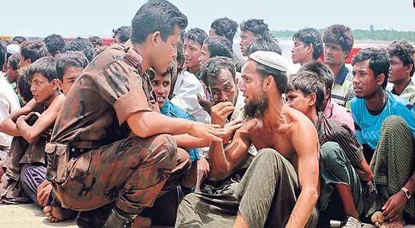 Muslim Rohingnya Seberangi Sungai ke Bangladesh